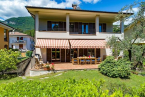 Villa Acqua Blu Gorgeous villa with ample garden Toscolano Maderno